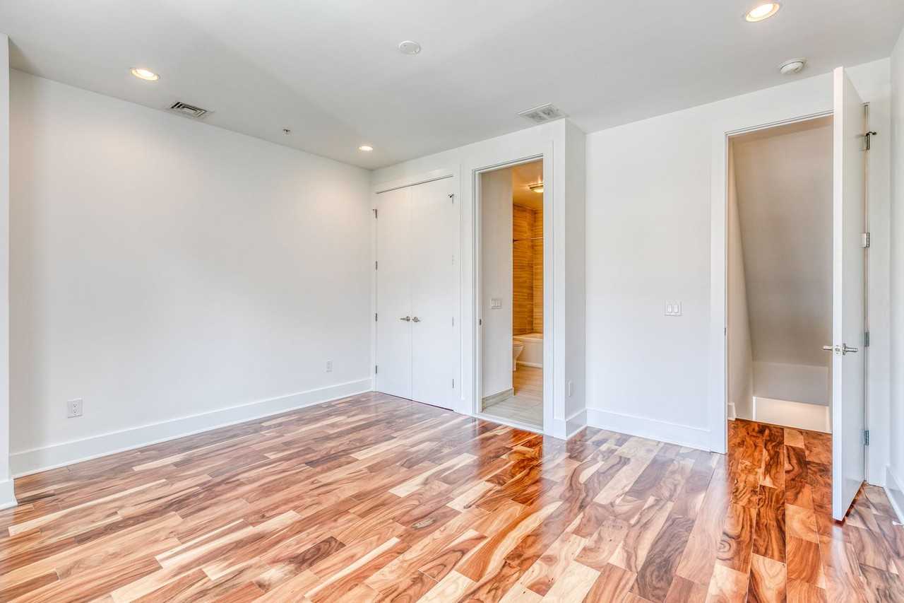 740 S Columbus Blvd - Photo 4 of 23