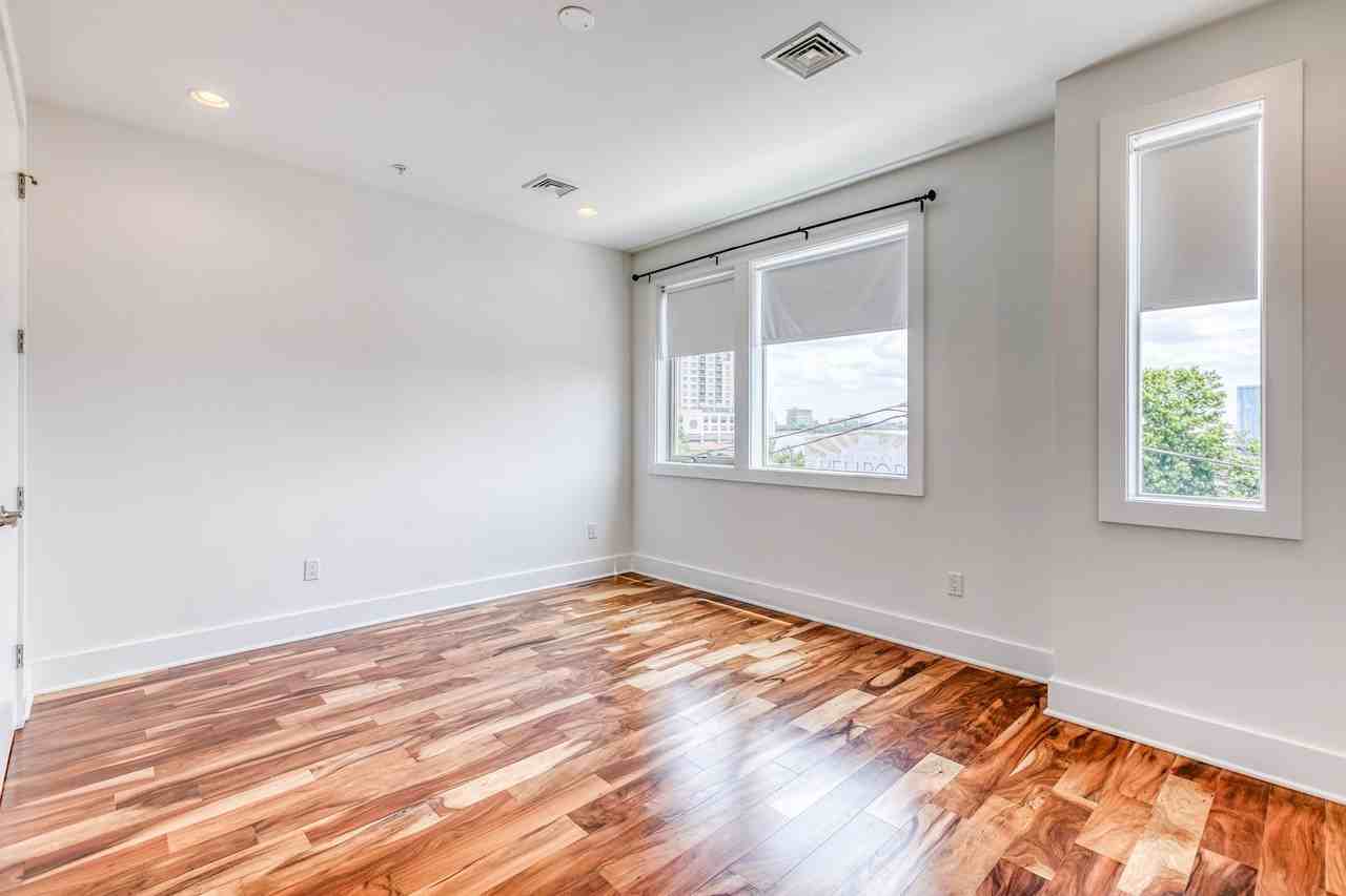 740 S Columbus Blvd - Photo 5 of 23