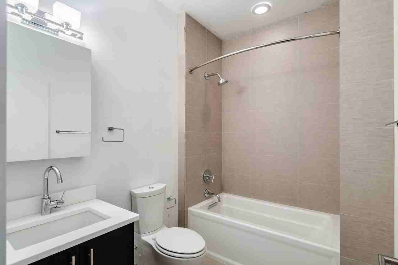 702 N Front St - Photo 4 of 21