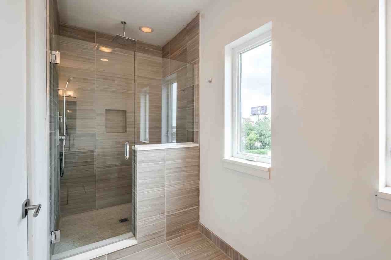 702 N Front St - Photo 7 of 21