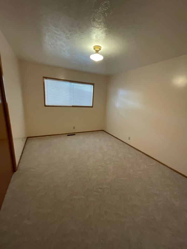 410 4th St - Photo 7 of 17