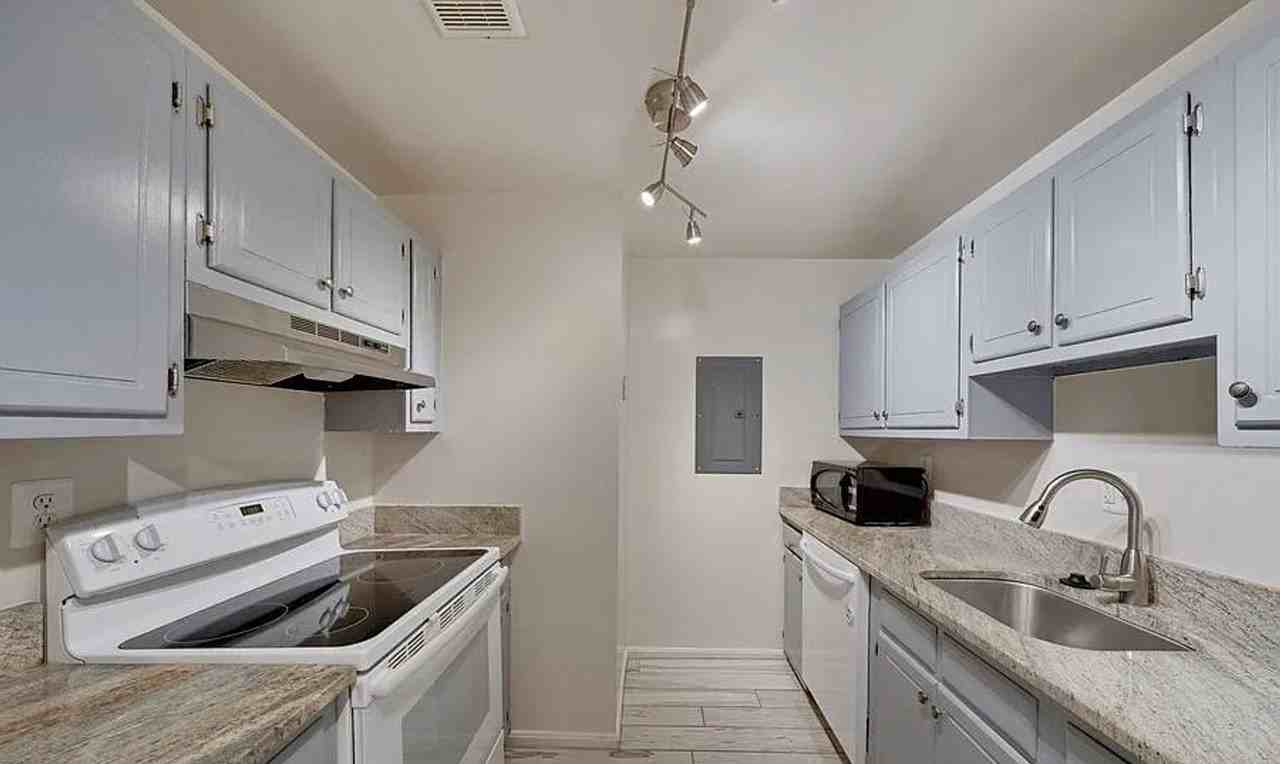 1421 Columbia Rd Nw #304 - Photo 4 of 19