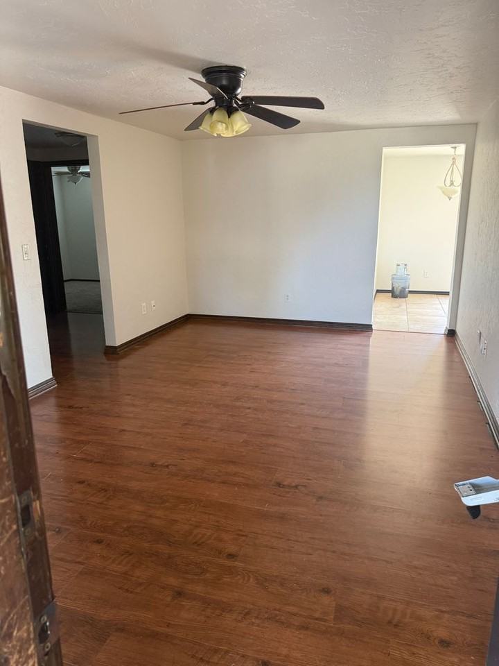 1082 Castlebury Mansion - Photo 2 of 34
