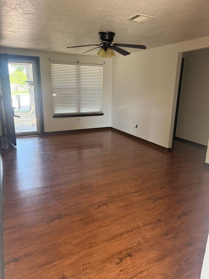 1082 Castlebury Mansion - Photo 3 of 34