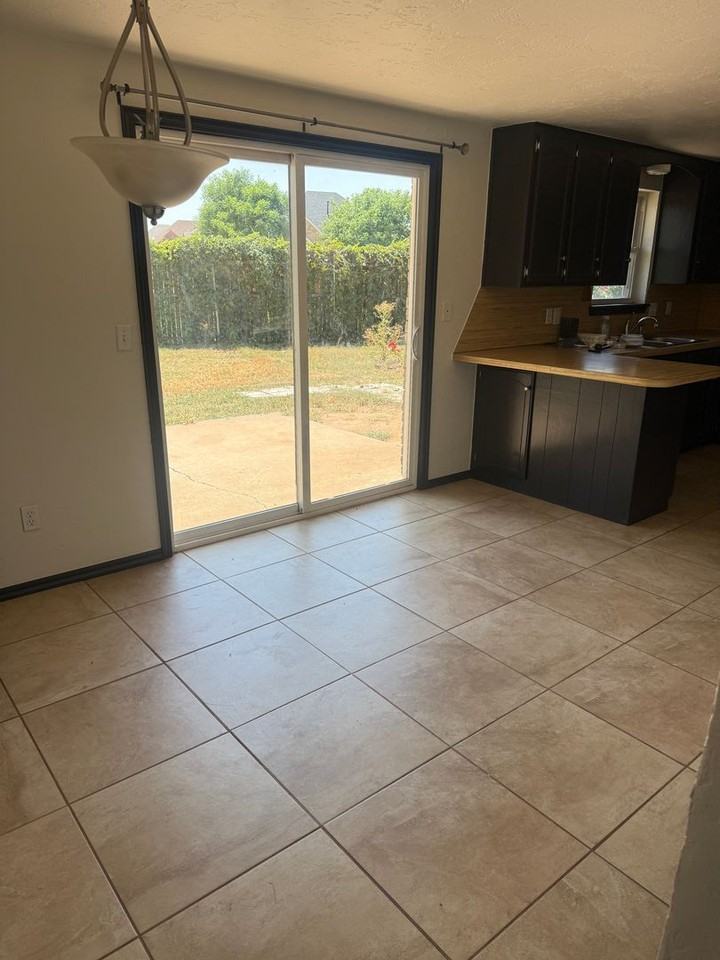 1082 Castlebury Mansion - Photo 5 of 34