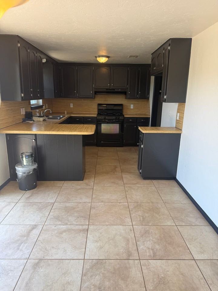 1082 Castlebury Mansion - Photo 6 of 34
