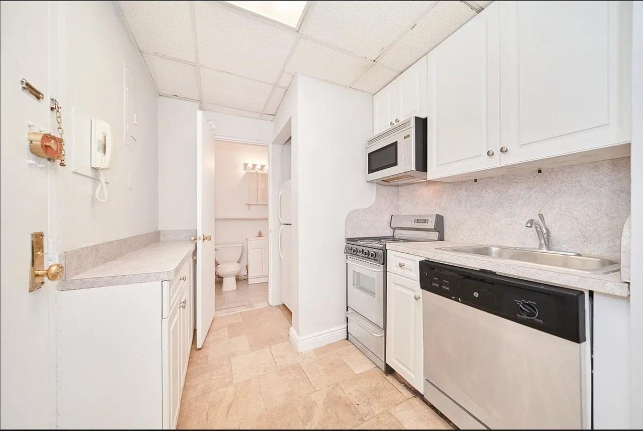 331 W 43rd St #4A - Photo 2 of 5