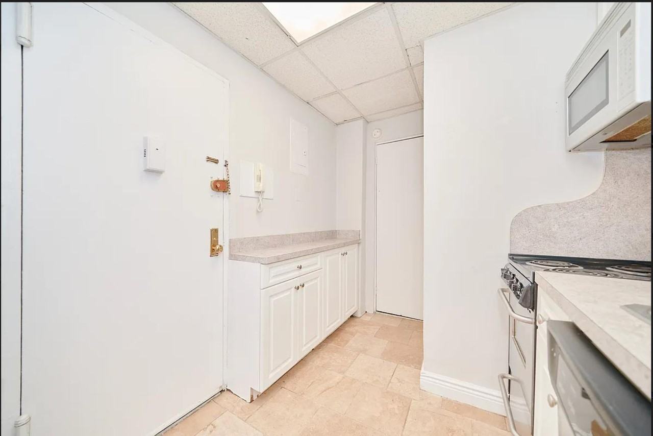 331 W 43rd St #4A - Photo 3 of 5