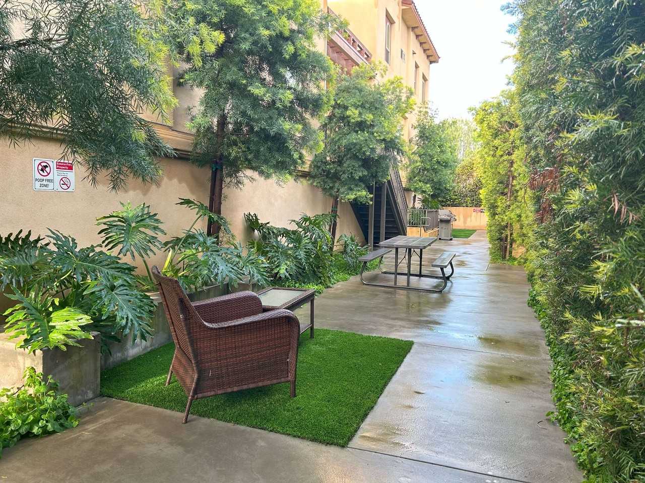 Burbank Plaza Townhomes - Photo 2 of 19