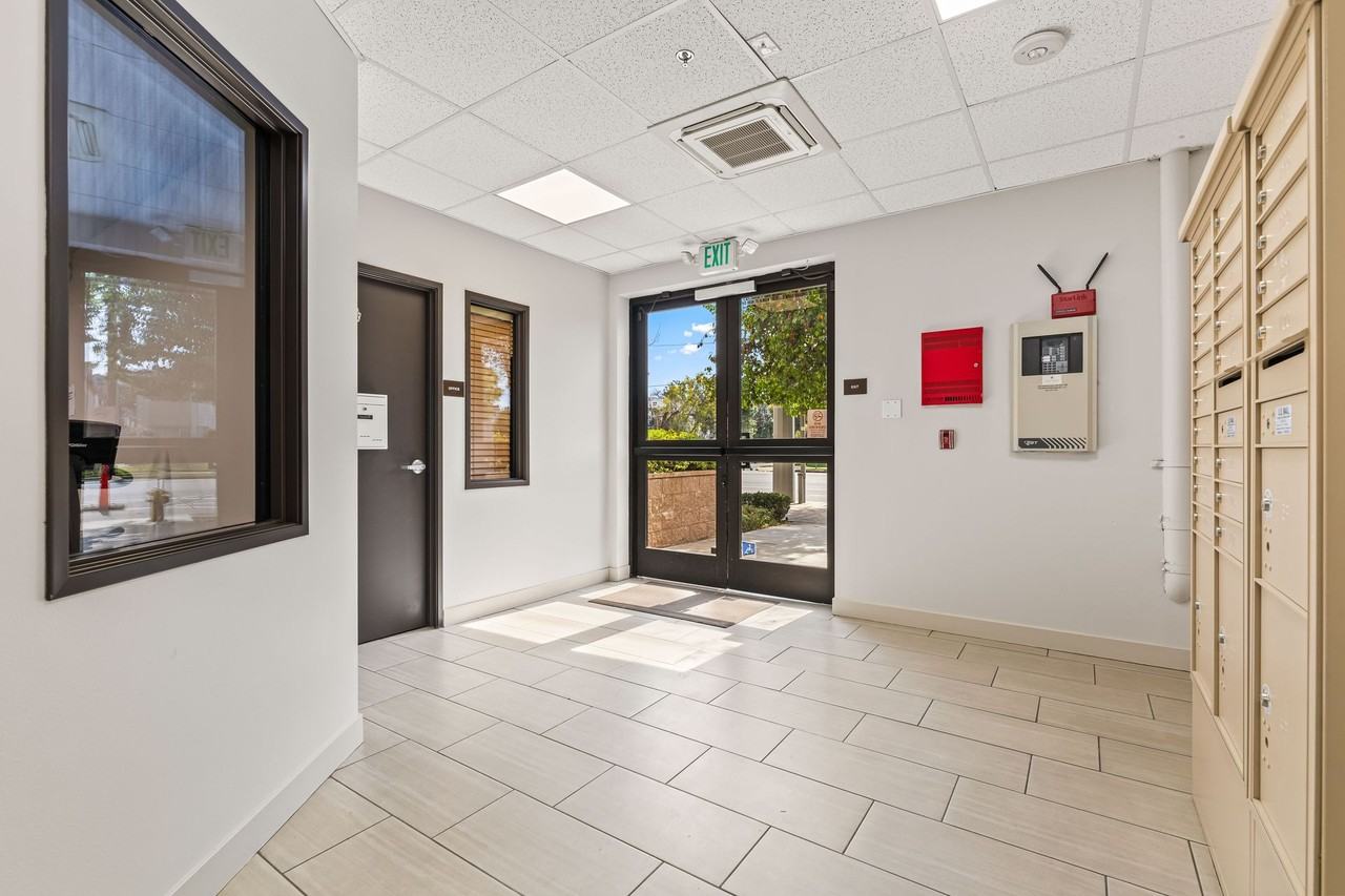 Burbank Plaza Townhomes - Photo 3 of 19