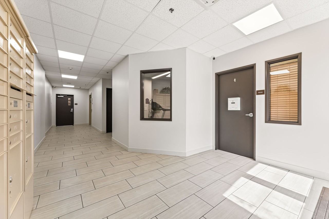 Burbank Plaza Townhomes - Photo 4 of 19