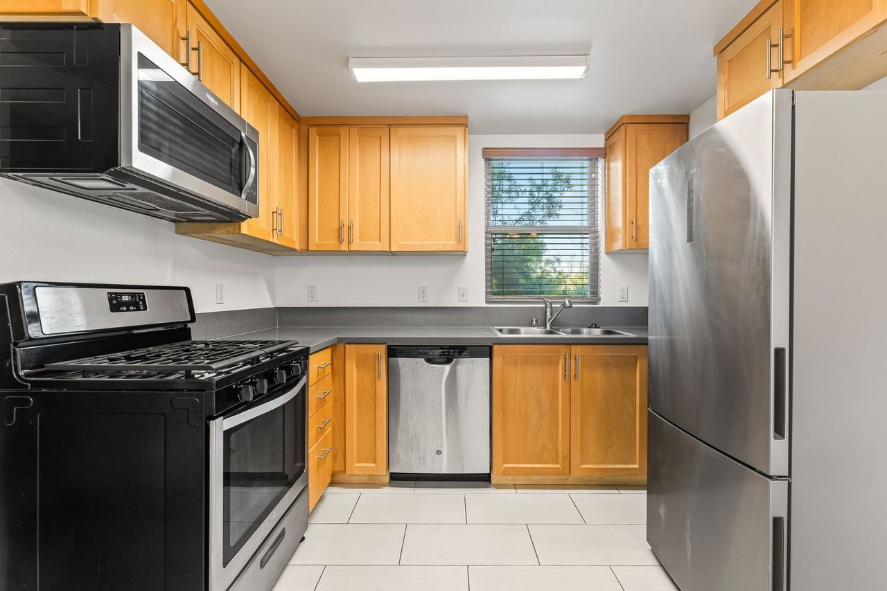 Burbank Plaza Townhomes - Photo 6 of 19