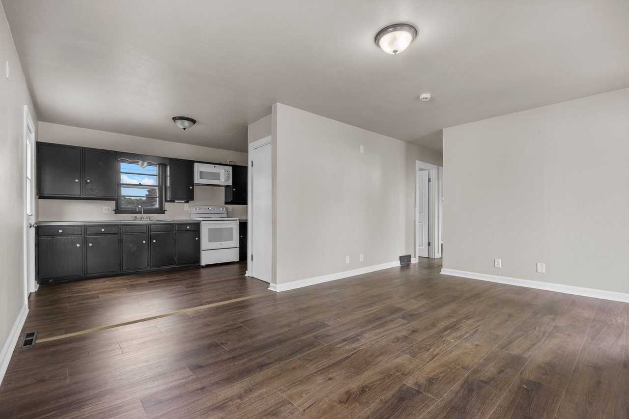 314 Warford St - Photo 3 of 18