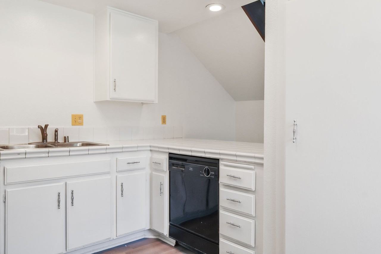 3565 W Savanna St #05 - Photo 5 of 25