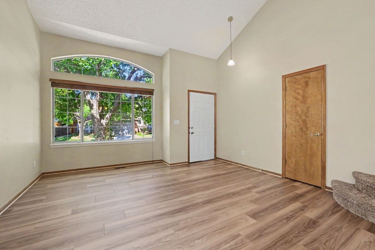11742 Gray St - Photo 4 of 24