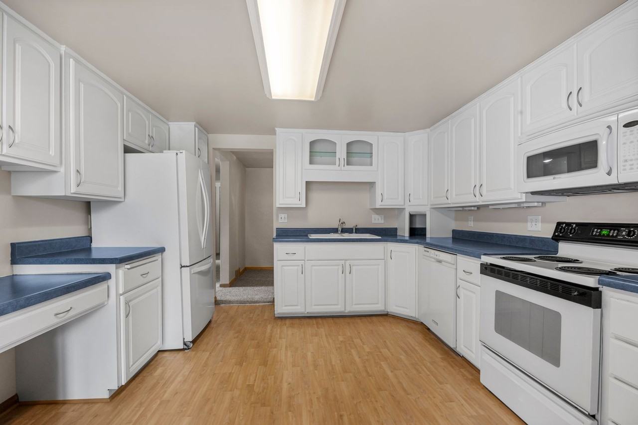 3401 Seneca Ave - Photo 3 of 27