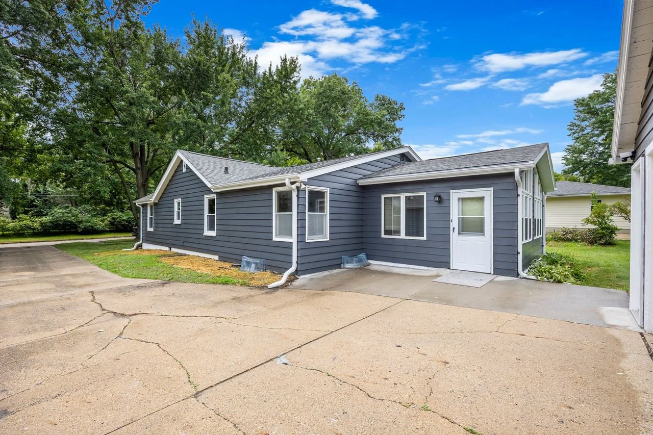 3401 Seneca Ave - Photo 4 of 27