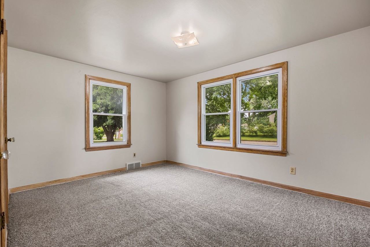 3401 Seneca Ave - Photo 6 of 27