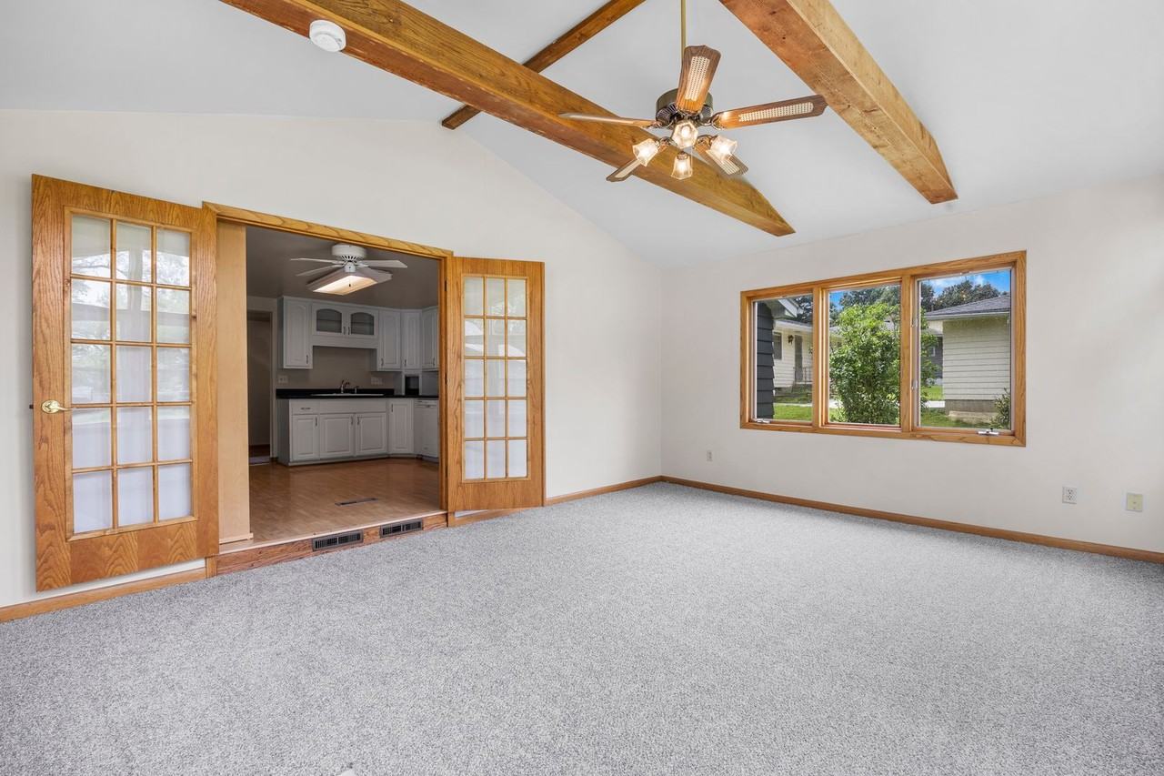 3401 Seneca Ave - Photo 7 of 27