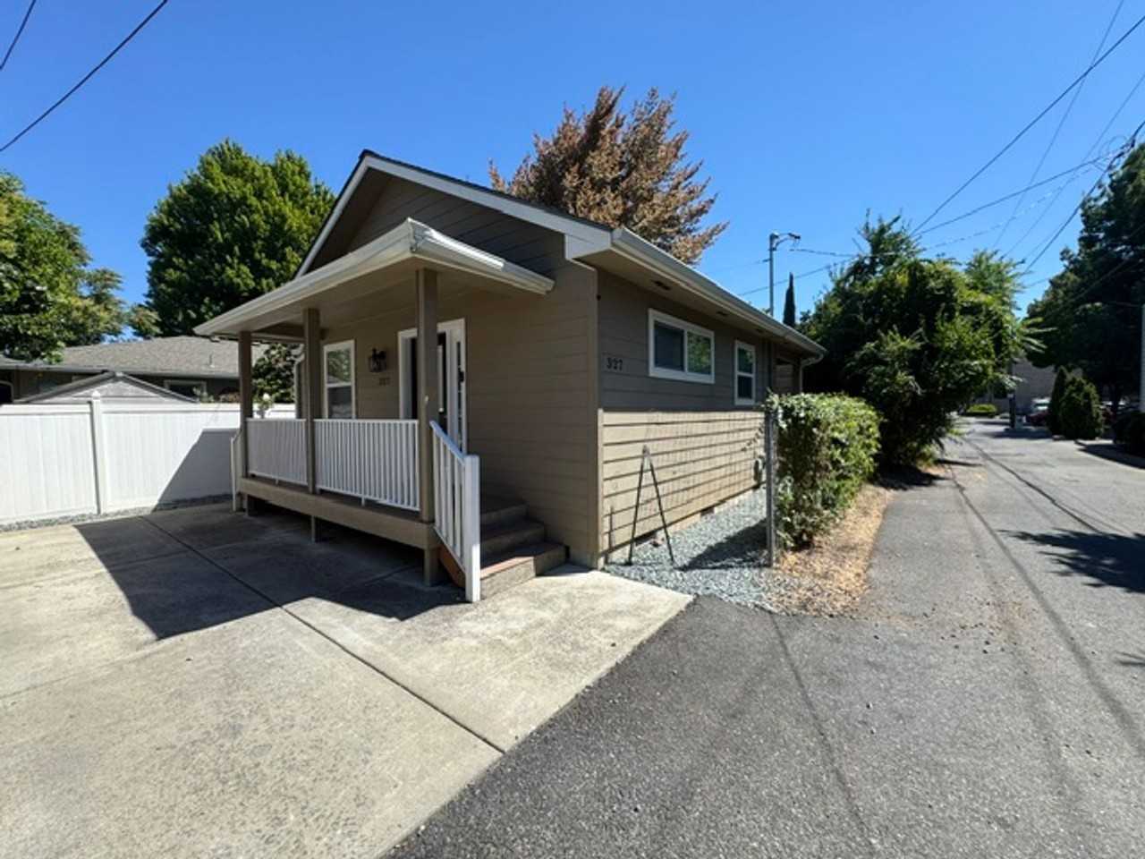 327 Mary St - Photo 2 of 16