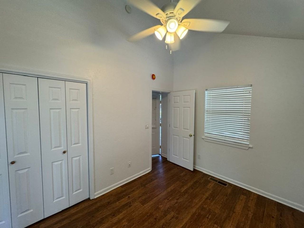 327 Mary St - Photo 4 of 16