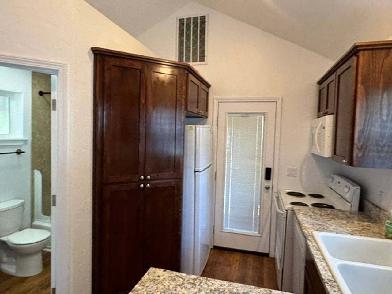 327 Mary St - Photo 6 of 16
