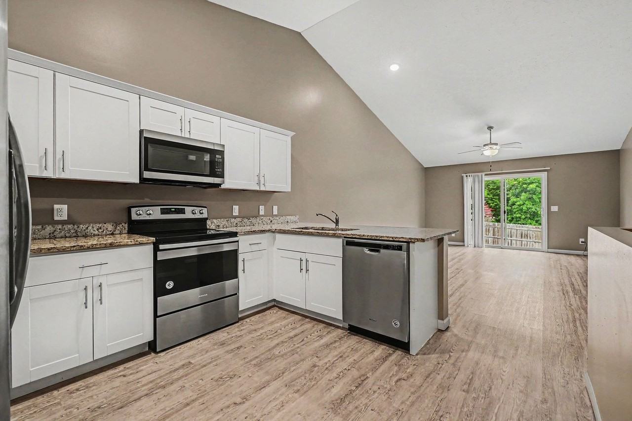 1059 N 170th Ave - Photo 3 of 17