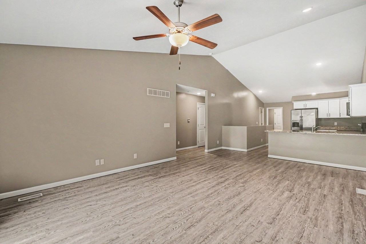 1059 N 170th Ave - Photo 4 of 17