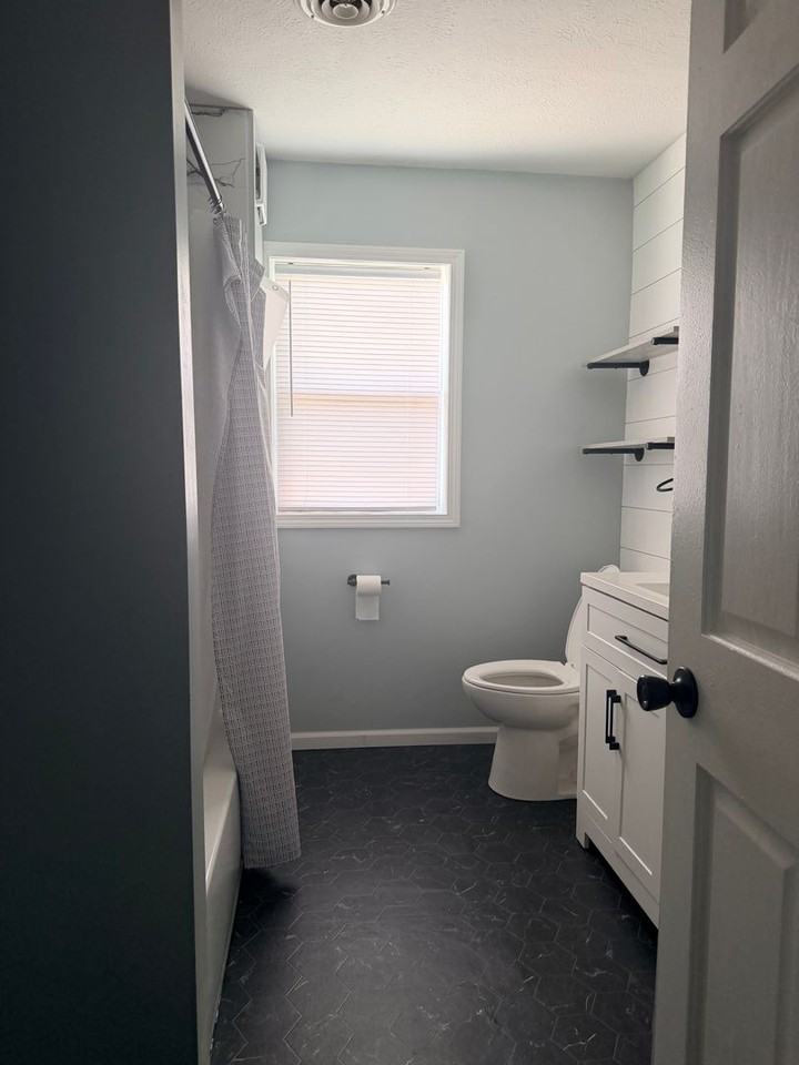 605 11th St - Photo 5 of 6