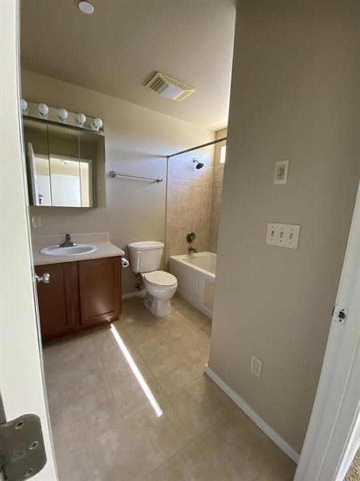 978 Point Brown Ave Se - Photo 6 of 10