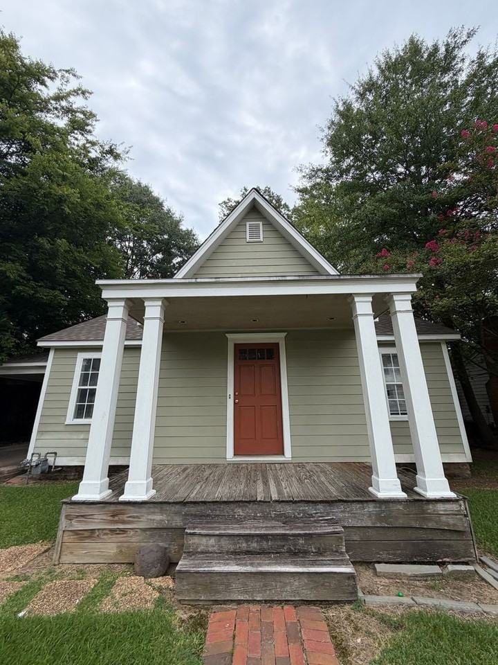 207 Goodman Pl - Photo 2 of 36