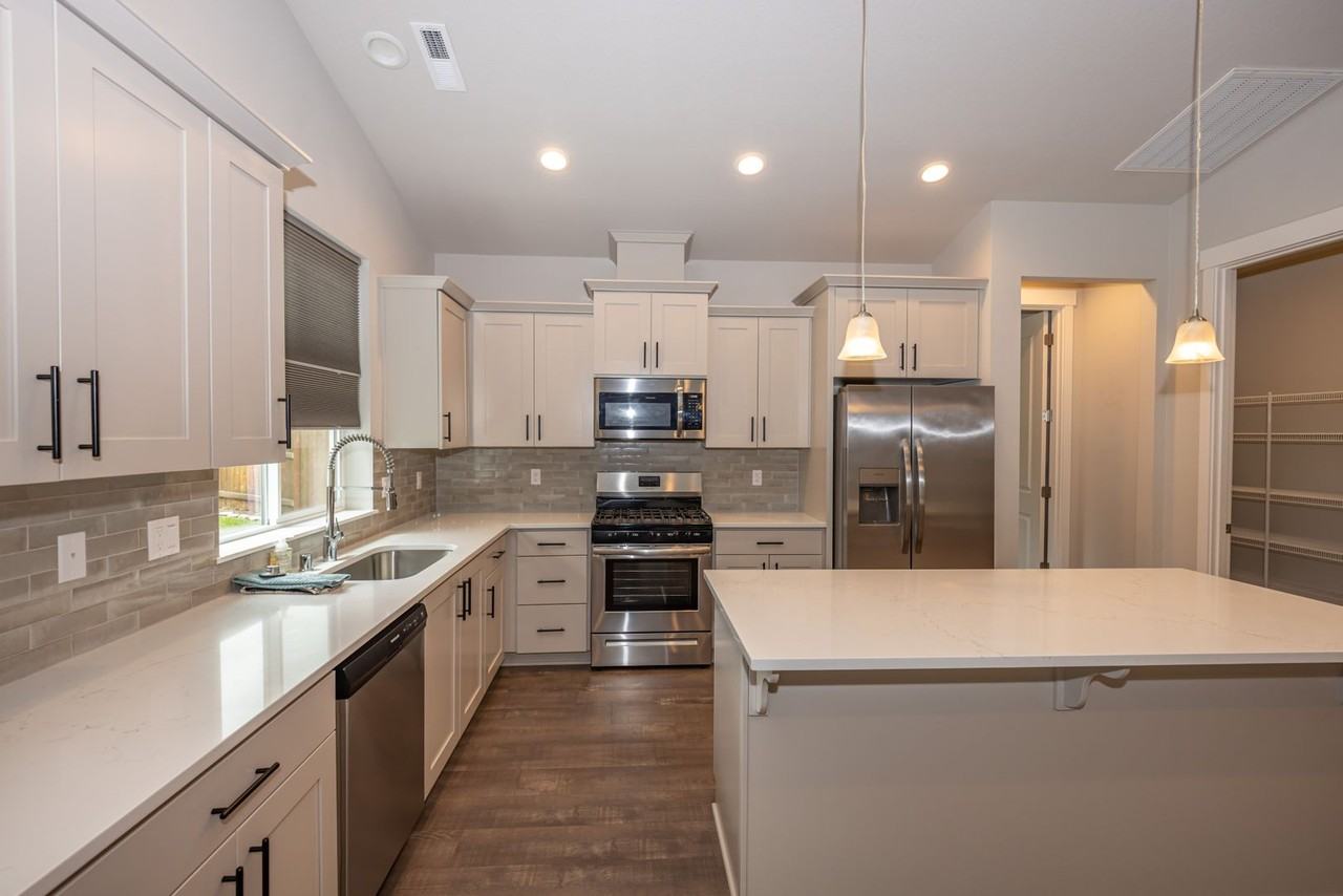 4507 Ne 182nd St - Photo 4 of 18
