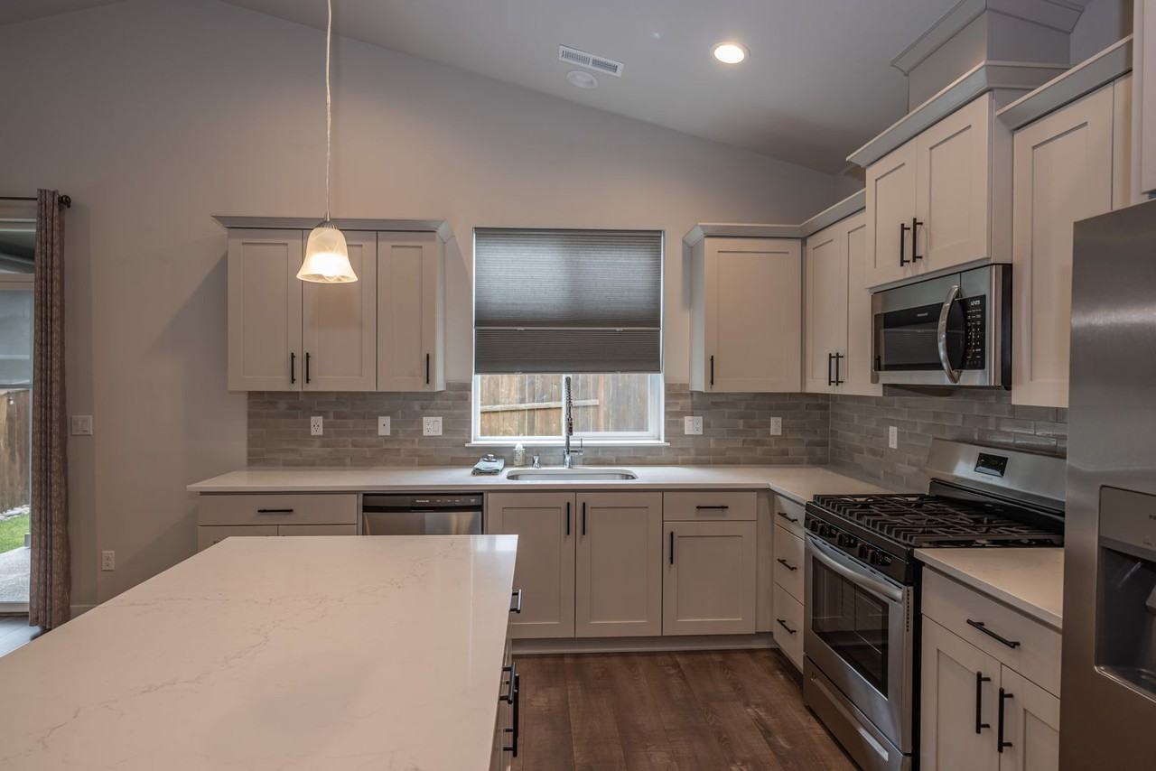 4507 Ne 182nd St - Photo 5 of 18
