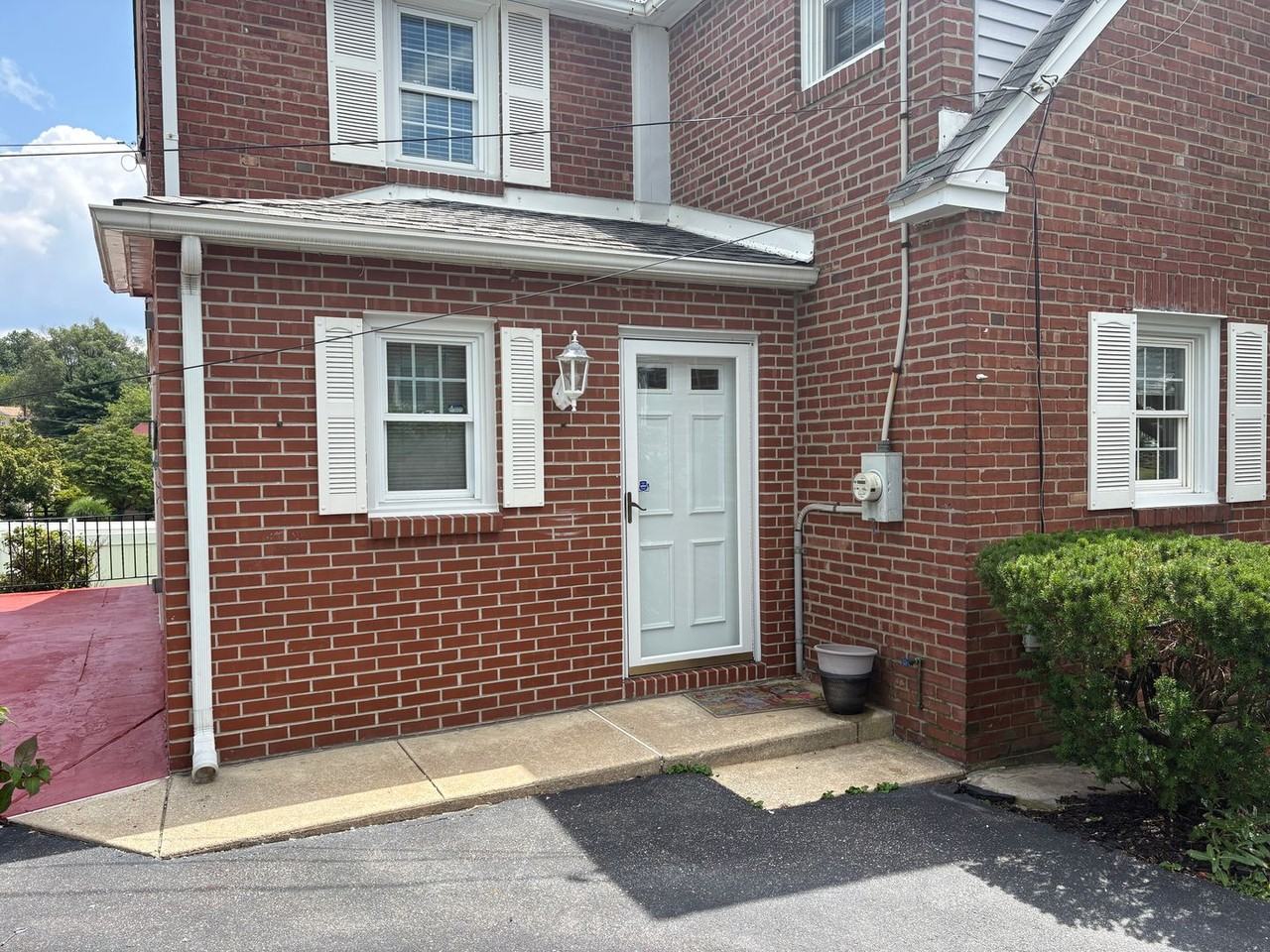 1011 Providence Rd - Photo 2 of 18