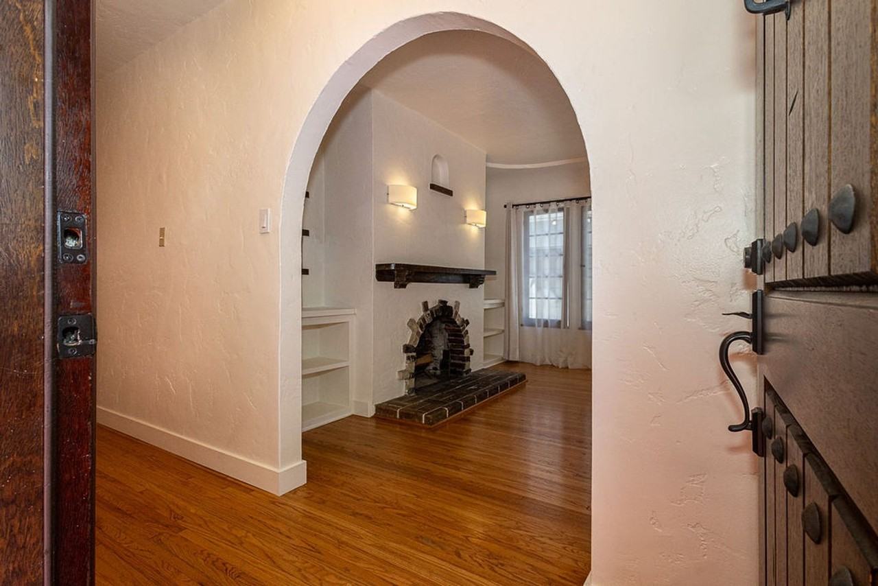 1221 S Sycamore Ave - Photo 6 of 50