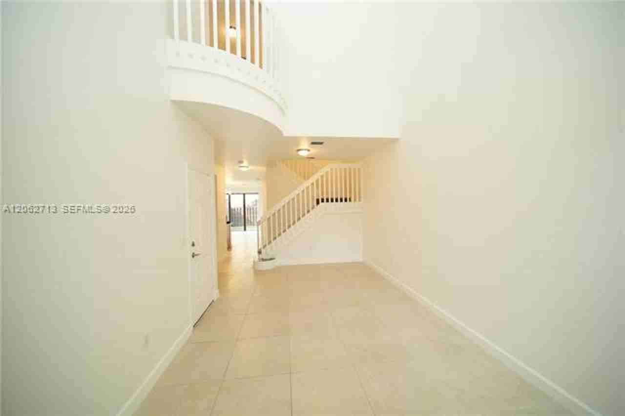 10440 10440 NW 61st Ln th 10440 - Photo 3 of 13