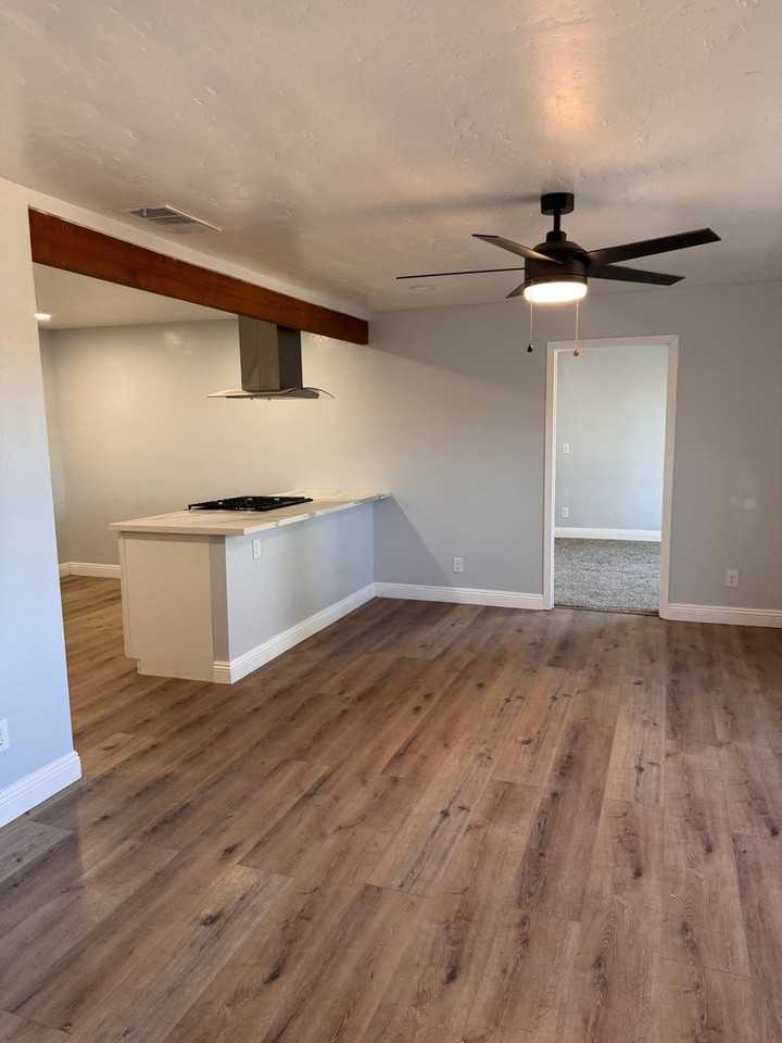 2719 E Norwich Ave - Photo 3 of 31