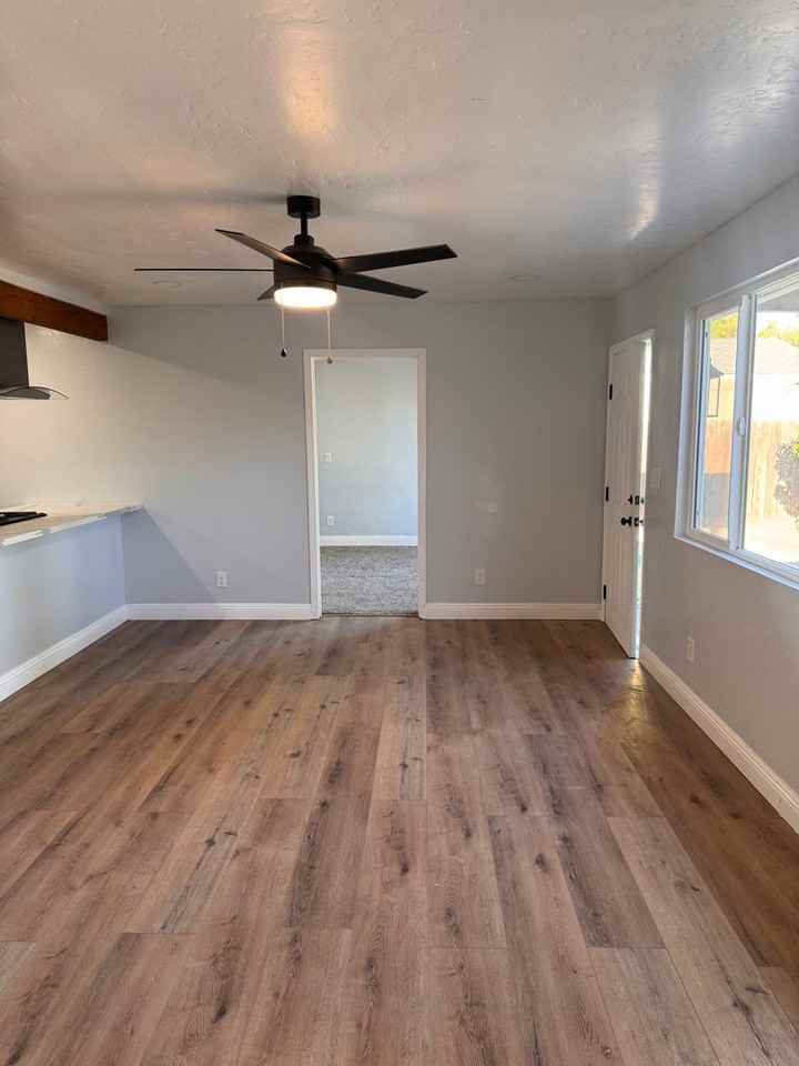 2719 E Norwich Ave - Photo 4 of 31