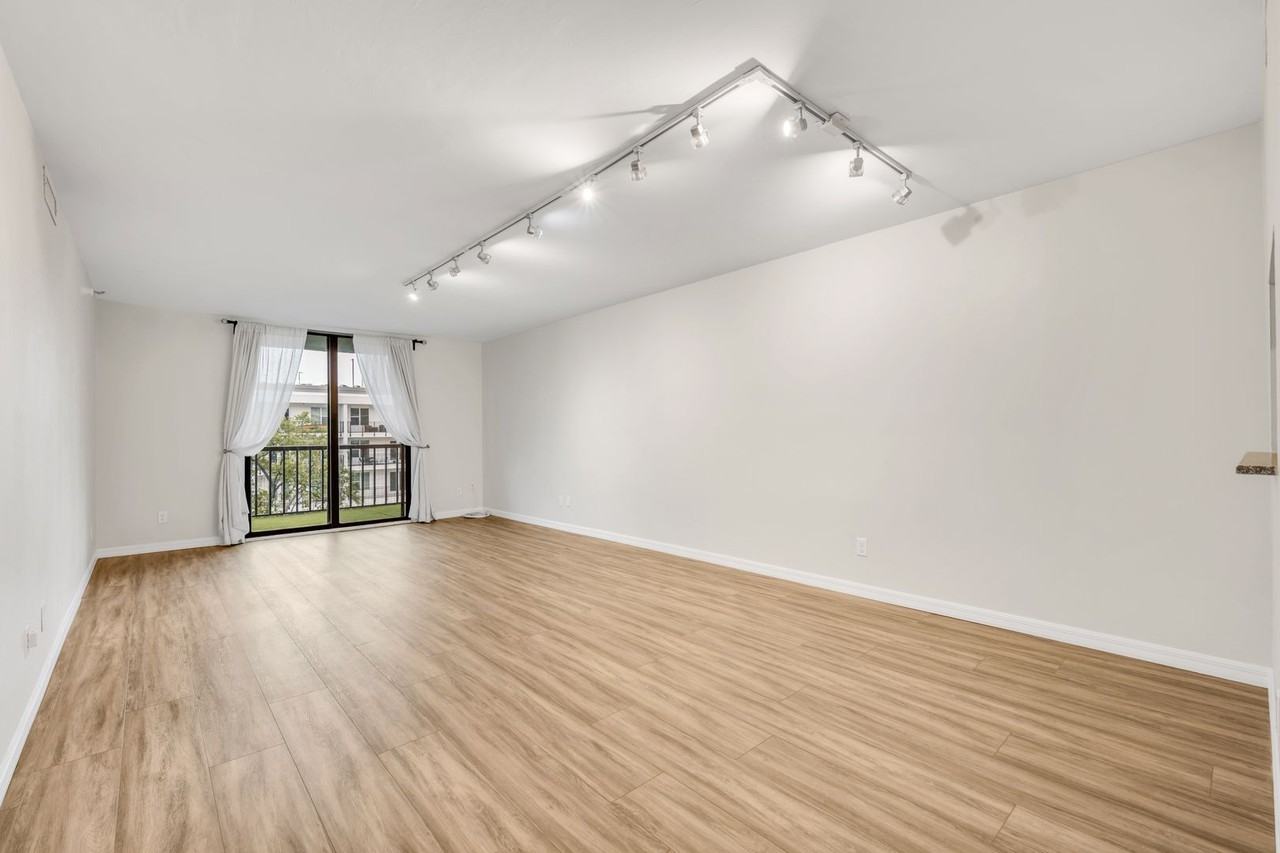 201 W Laurel St #607 - Photo 2 of 17