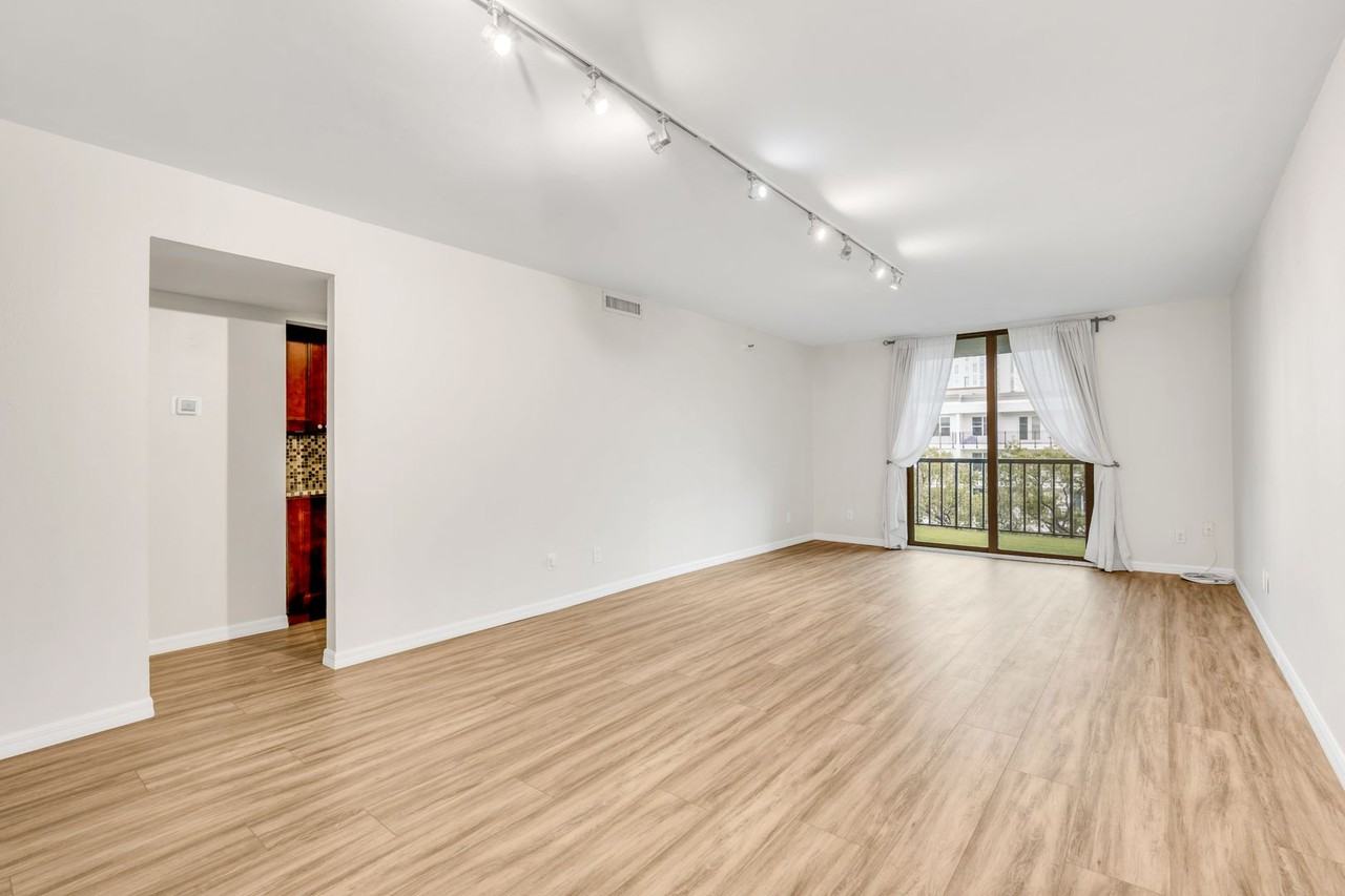 201 W Laurel St #607 - Photo 3 of 17