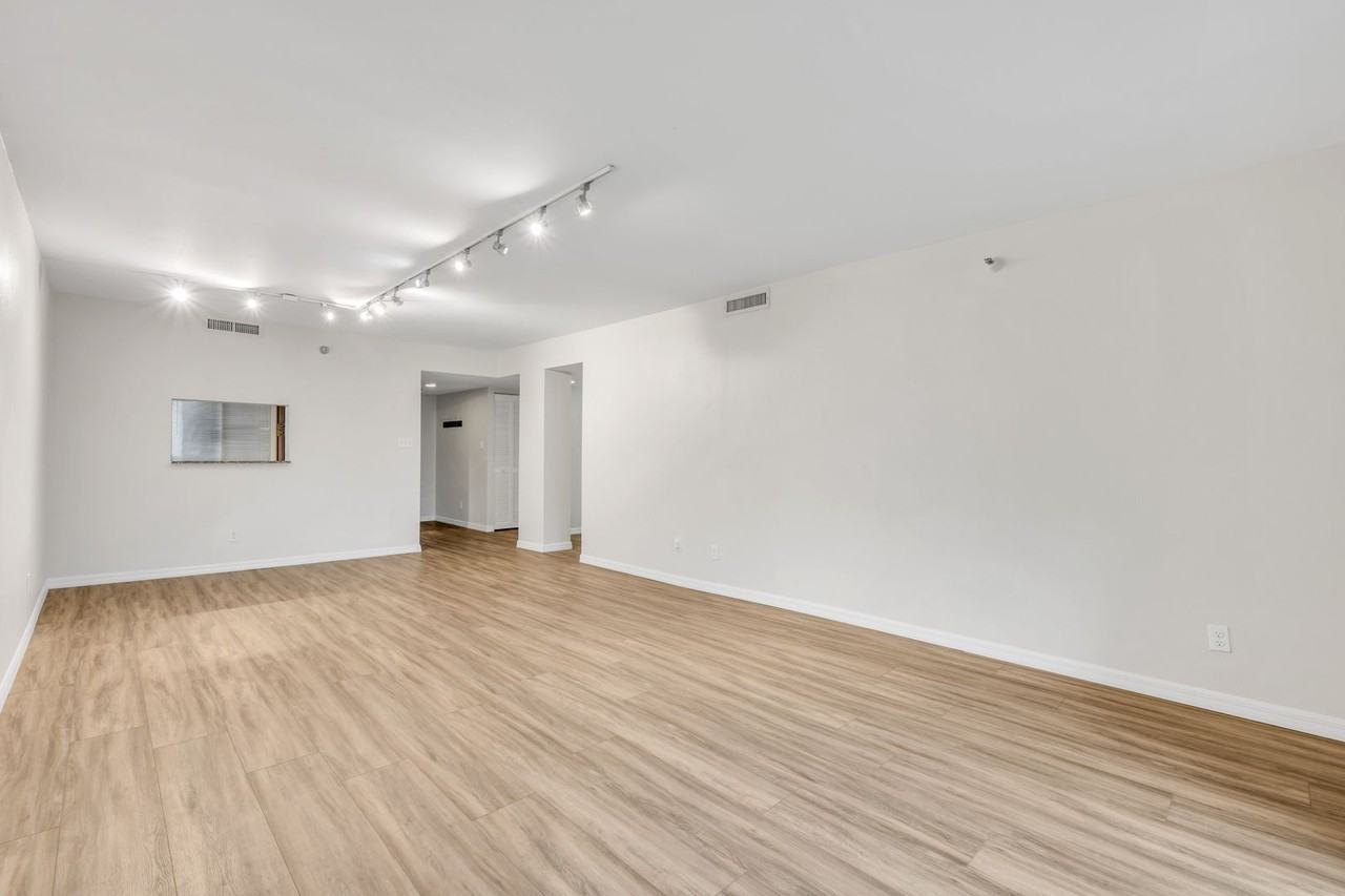 201 W Laurel St #607 - Photo 4 of 17