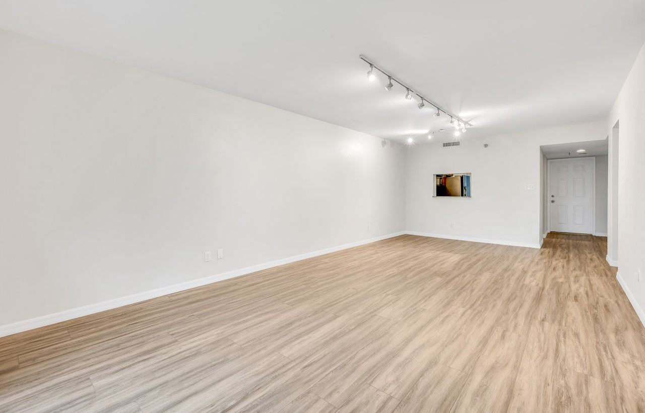 201 W Laurel St #607 - Photo 5 of 17