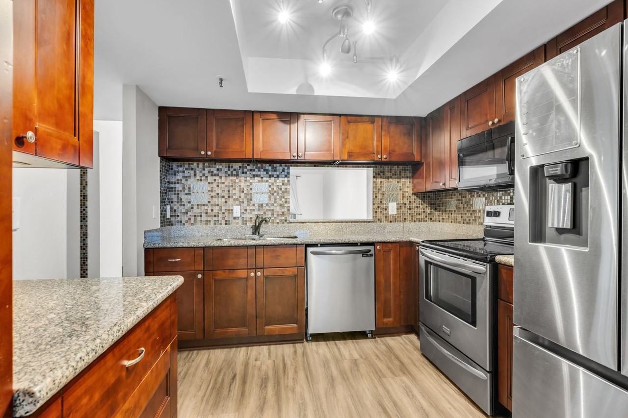 201 W Laurel St #607 - Photo 7 of 17