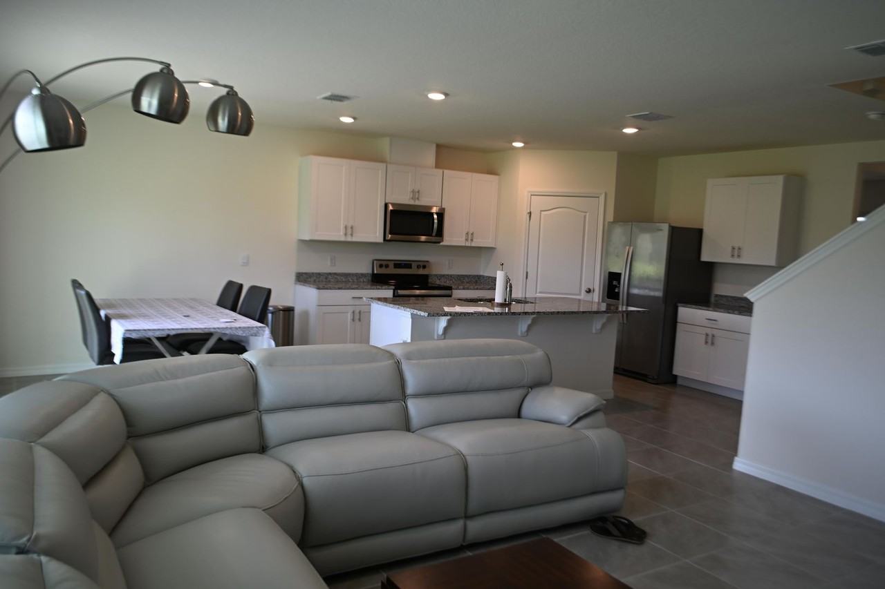 1341 Middle Lake Dr - Photo 4 of 42