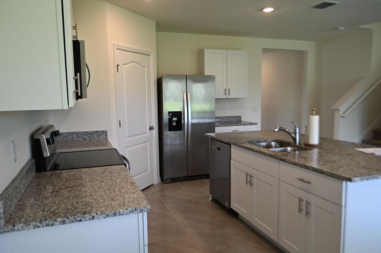 1341 Middle Lake Dr - Photo 5 of 42