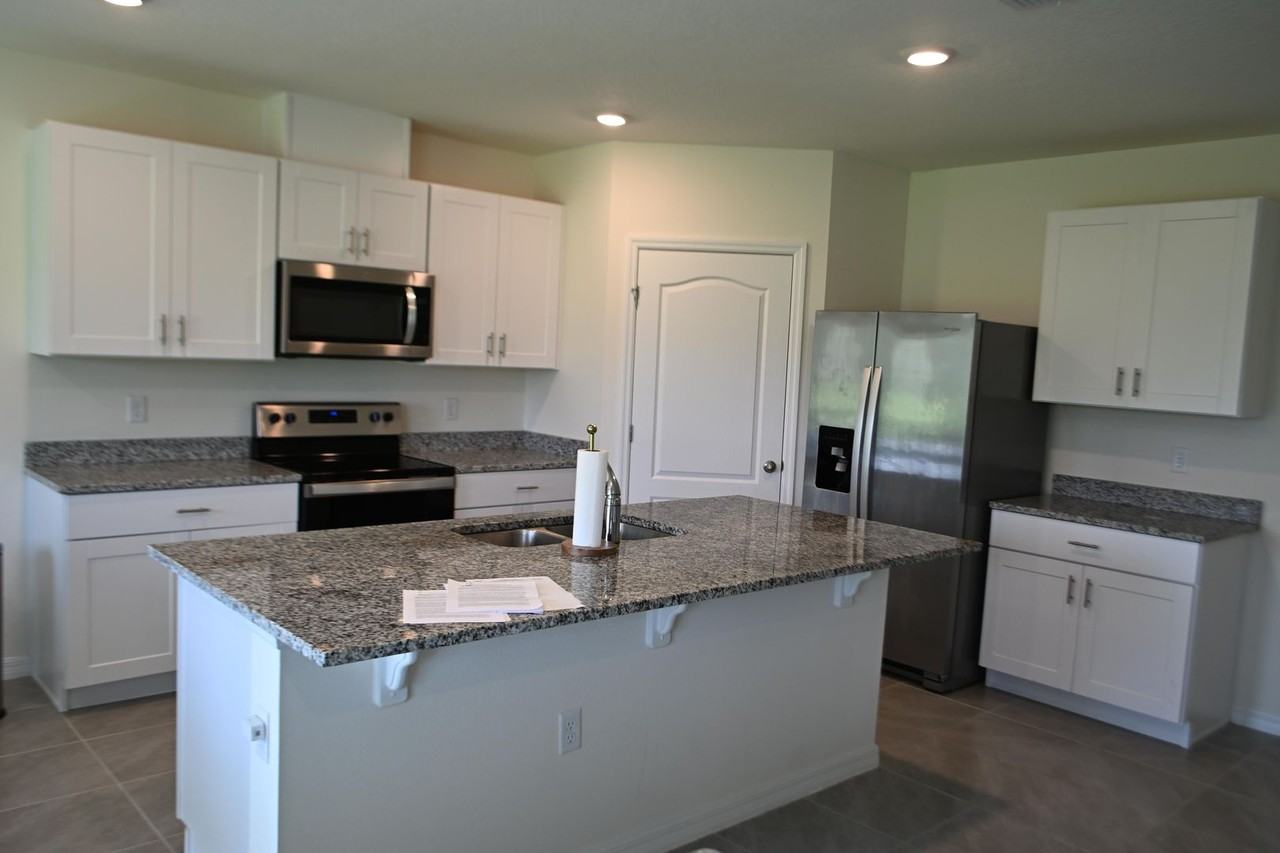 1341 Middle Lake Dr - Photo 6 of 42