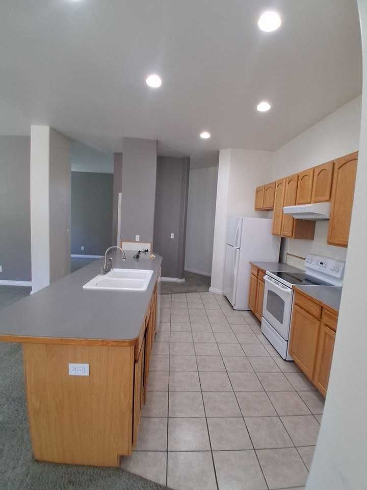 415 Sherilyn Ct - Photo 2 of 33