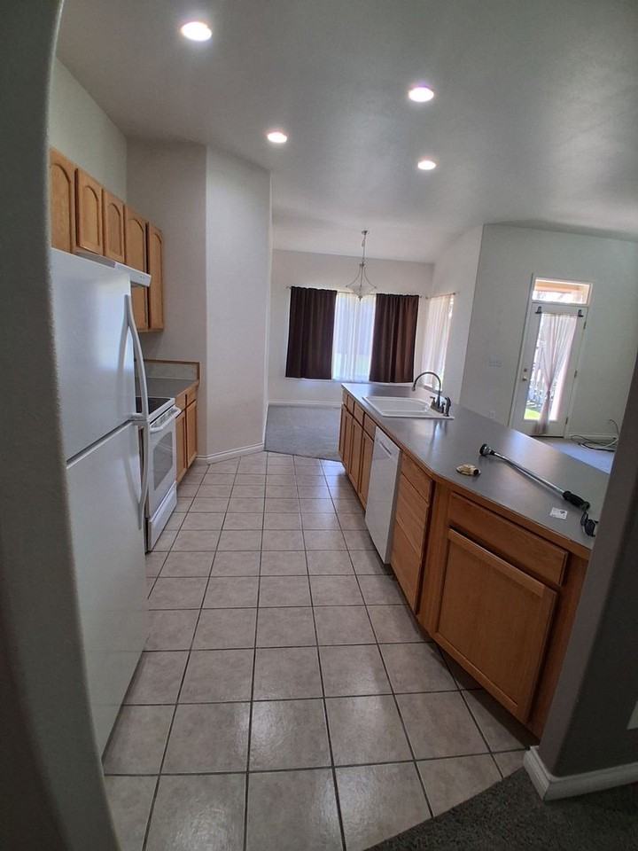 415 Sherilyn Ct - Photo 3 of 33