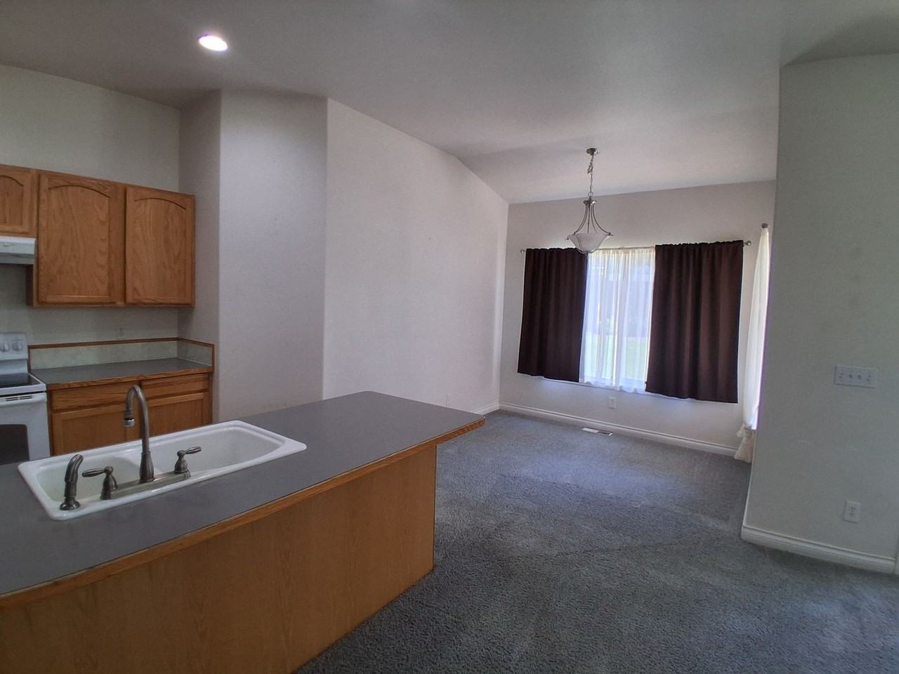 415 Sherilyn Ct - Photo 5 of 33
