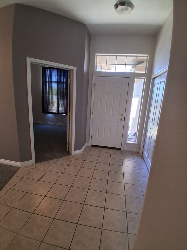 415 Sherilyn Ct - Photo 6 of 33
